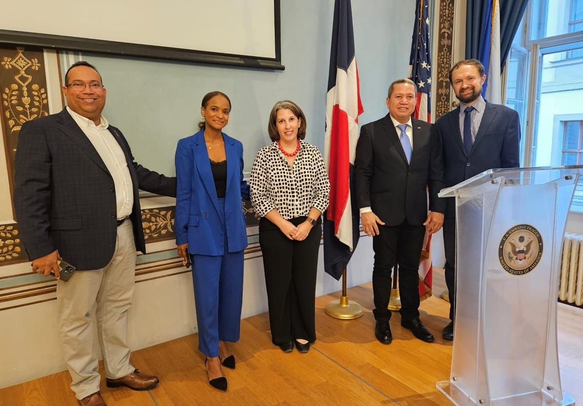 El Consulado General Dominicano, en Praga República Checa, en colaboración con la Embajada de los Estados Unidos de América. En el marco de la celebración del mes de la Herencia Hispana, está presentando la muestra pictórica.